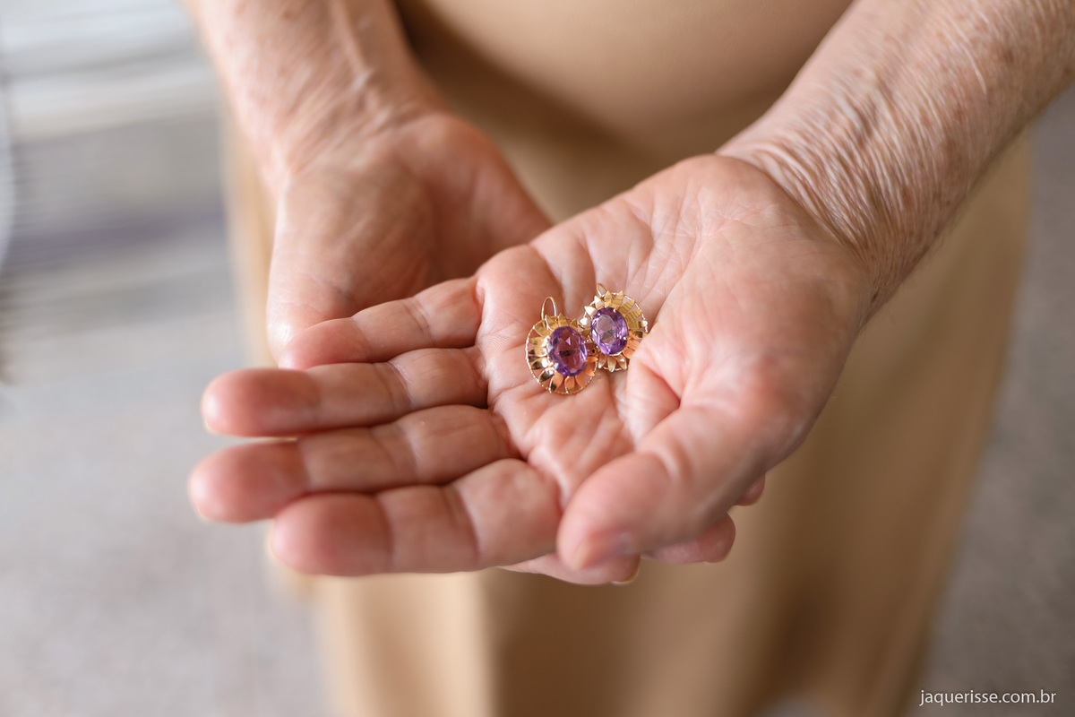 brincos maravilhosos da noiva em suas mãos que serão usados na sua cerimônia de bodas de ouro registrado pela fotografo de casamento jaque risse