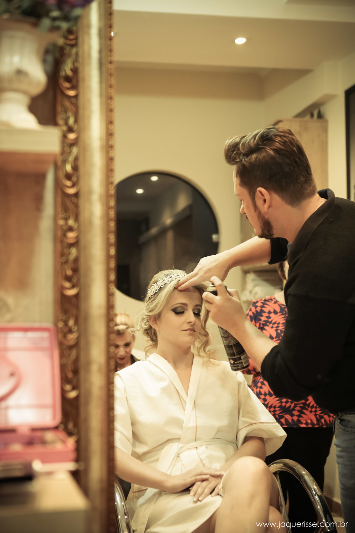 jaque risse, andre risse, estudio bebedouro, melhores fotografos, cabeleireiro finalizando o cabelo da noiva