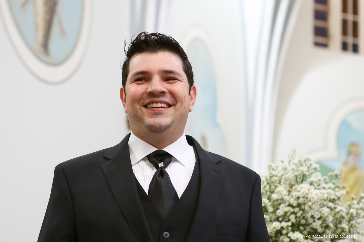 jaque risse, andre risse, estudio bebedouro, melhores fotografos, noivo no altar sorrindo