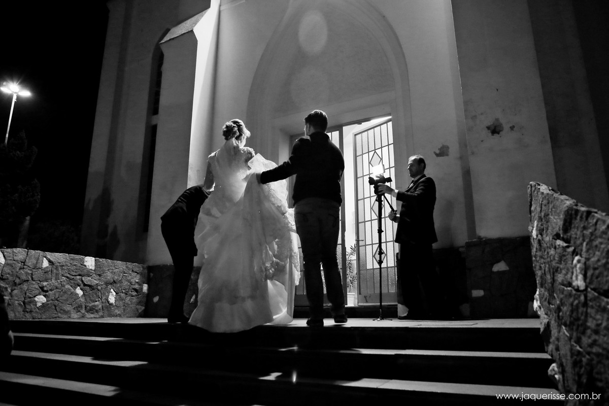 jaque risse, andre risse, estudio bebedouro, melhores fotografos, noiva na frente da igreja, cerimonialistas ajudando a noiva, filmando a noiva