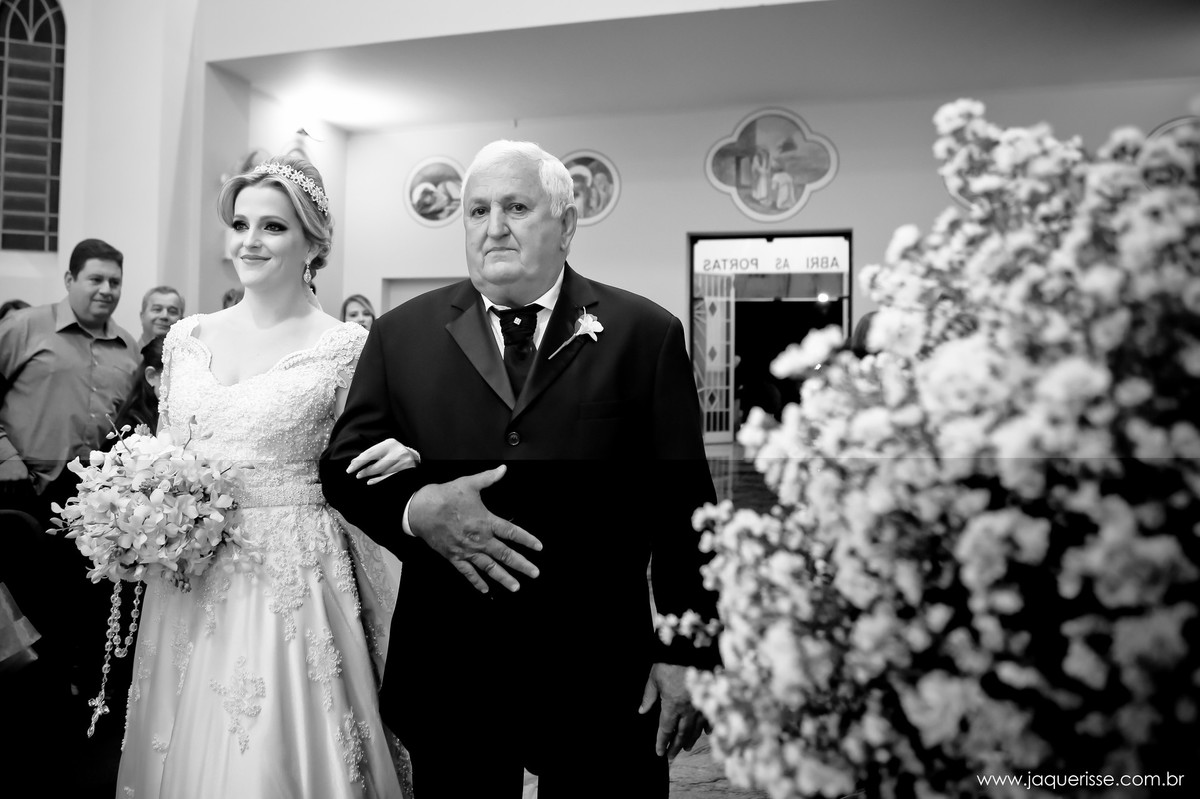jaque risse, andre risse, estudio bebedouro, melhores fotografos, noiva entrando com seu pai na igreja