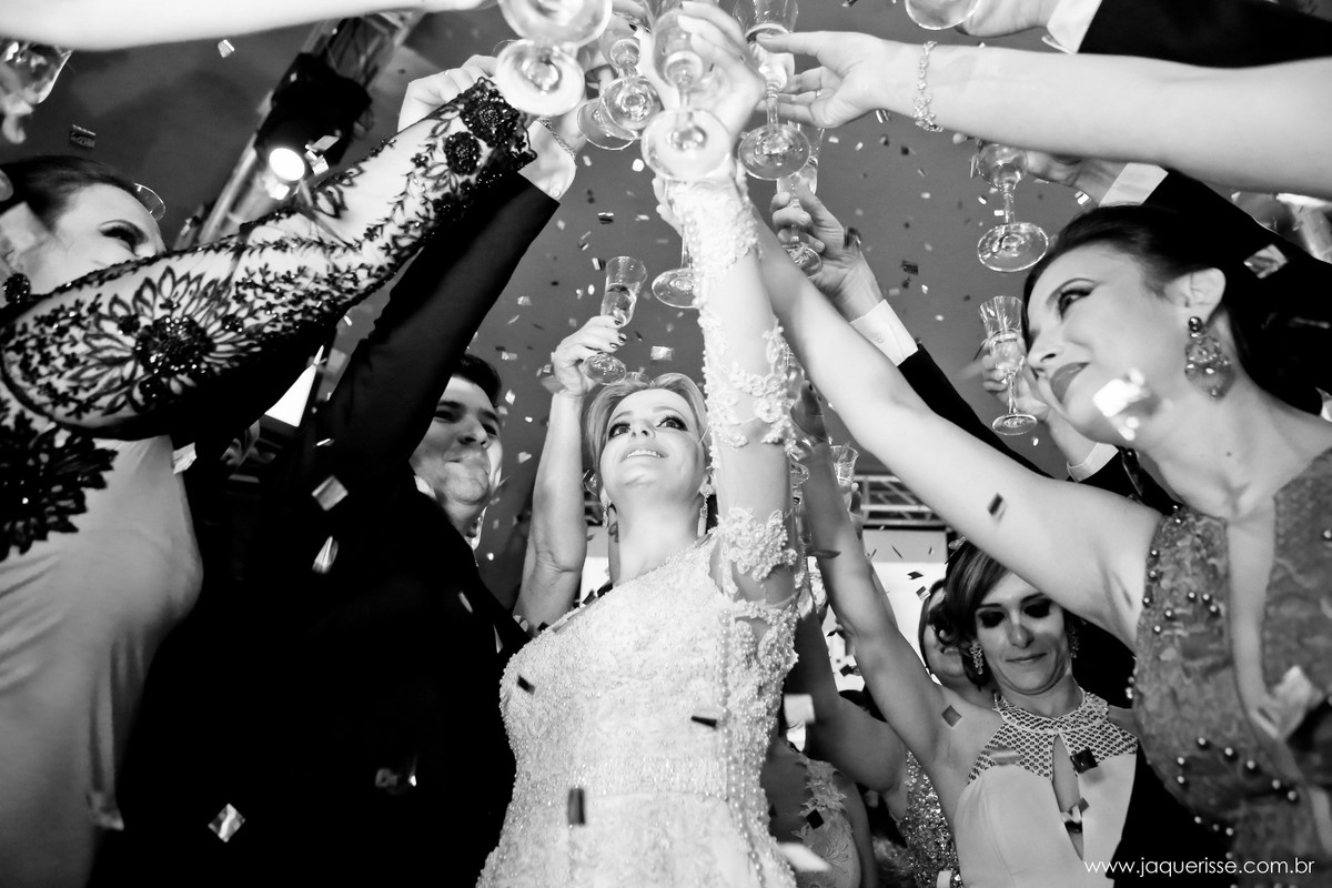 jaque risse, andre risse, estudio bebedouro, melhores fotografos, noivos brindando com seus padrinhos