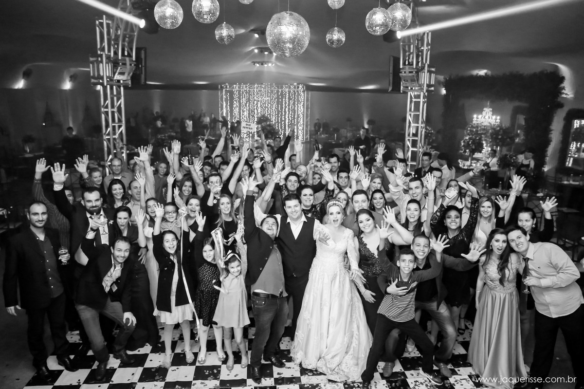 jaque risse, andre risse, estudio bebedouro, melhores fotografos, noivos e convidados com as maos erguidas e gritando para a foto