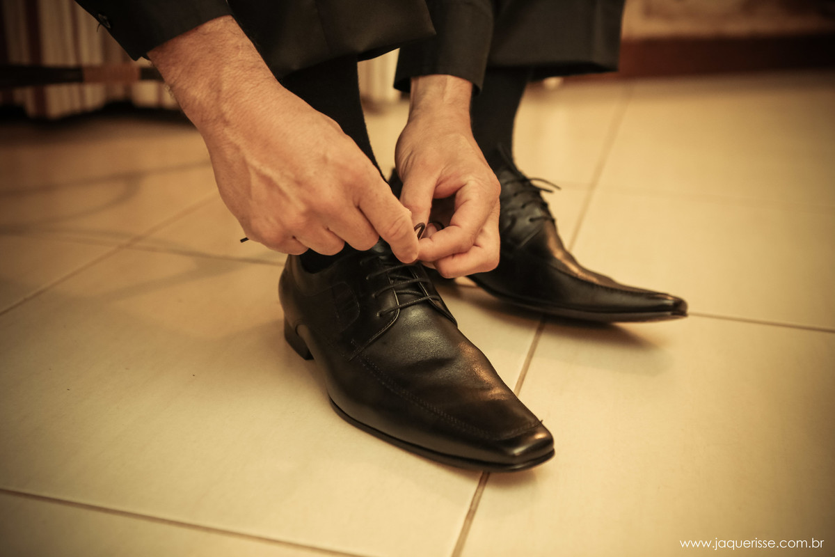 jaque risse, andre risse, estudio bebedouro, melhores fotografos, noivo amarrando o sapato