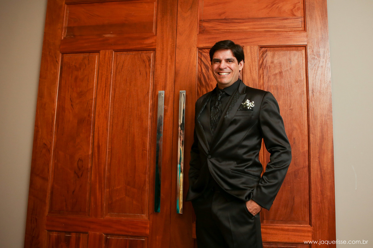 jaque risse, andre risse, estudio bebedouro, melhores fotografos, noivo na entrada da igreja