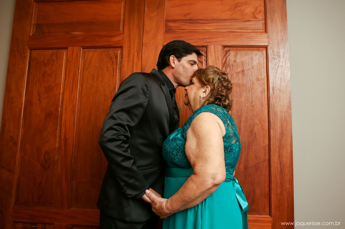 jaque risse, andre risse, estudio bebedouro, melhores fotografos, noivo beijando a testa de sua mae na porta da igreja