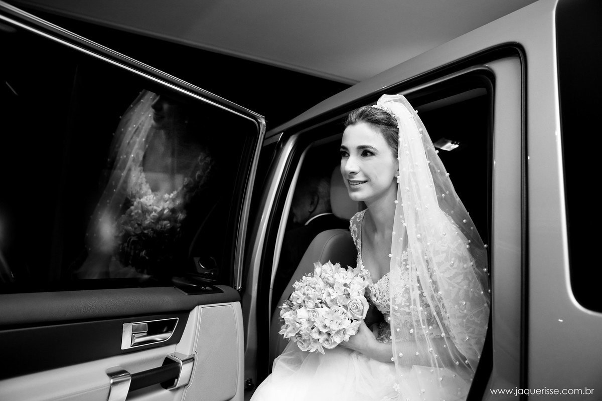 jaque risse, andre risse, estudio bebedouro, melhores fotografos, noiva com seu veu e buque sentada no carro