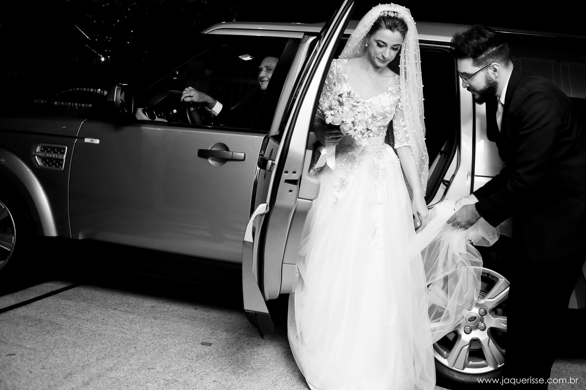 jaque risse, andre risse, estudio bebedouro, melhores fotografos, noiva saindo do carro, o cerimonialista ajudando a arrumar o veu