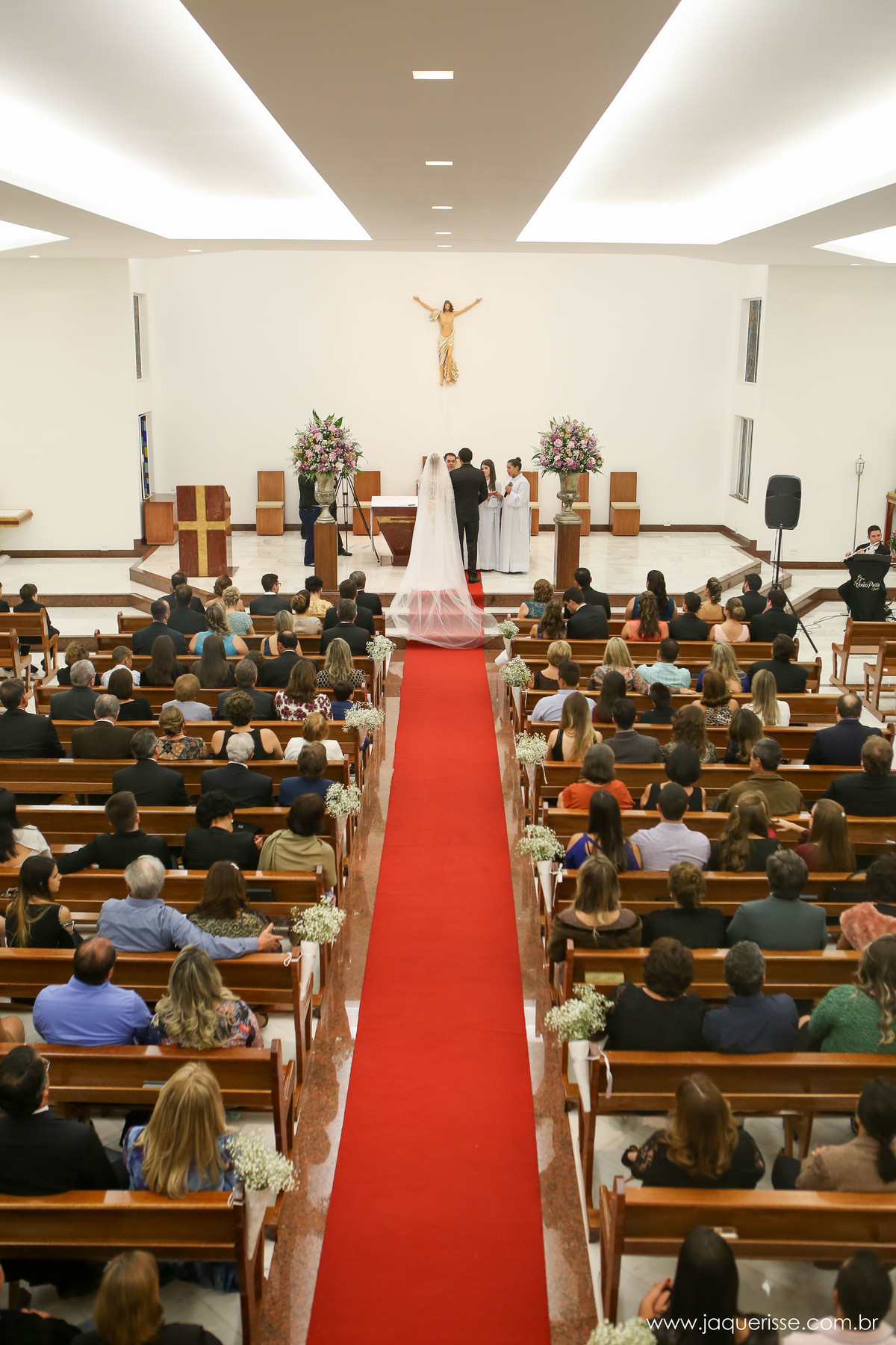 jaque risse, andre risse, estudio bebedouro, melhores fotografos, noivos no altar, convidados sentados