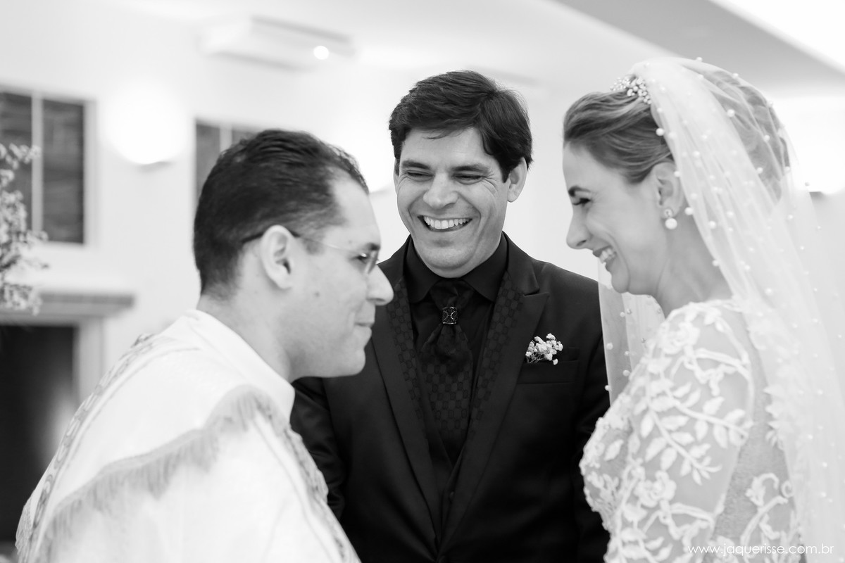 jaque risse, andre risse, estudio bebedouro, melhores fotografos, noivos sorrindo para o padre, padre brincando com os noivos