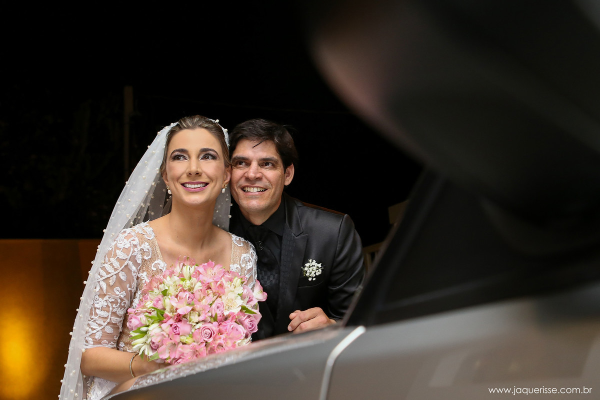 jaque risse, andre risse, estudio bebedouro, melhores fotografos, noivos olhando para o lado e sorrindo, encostados no carro