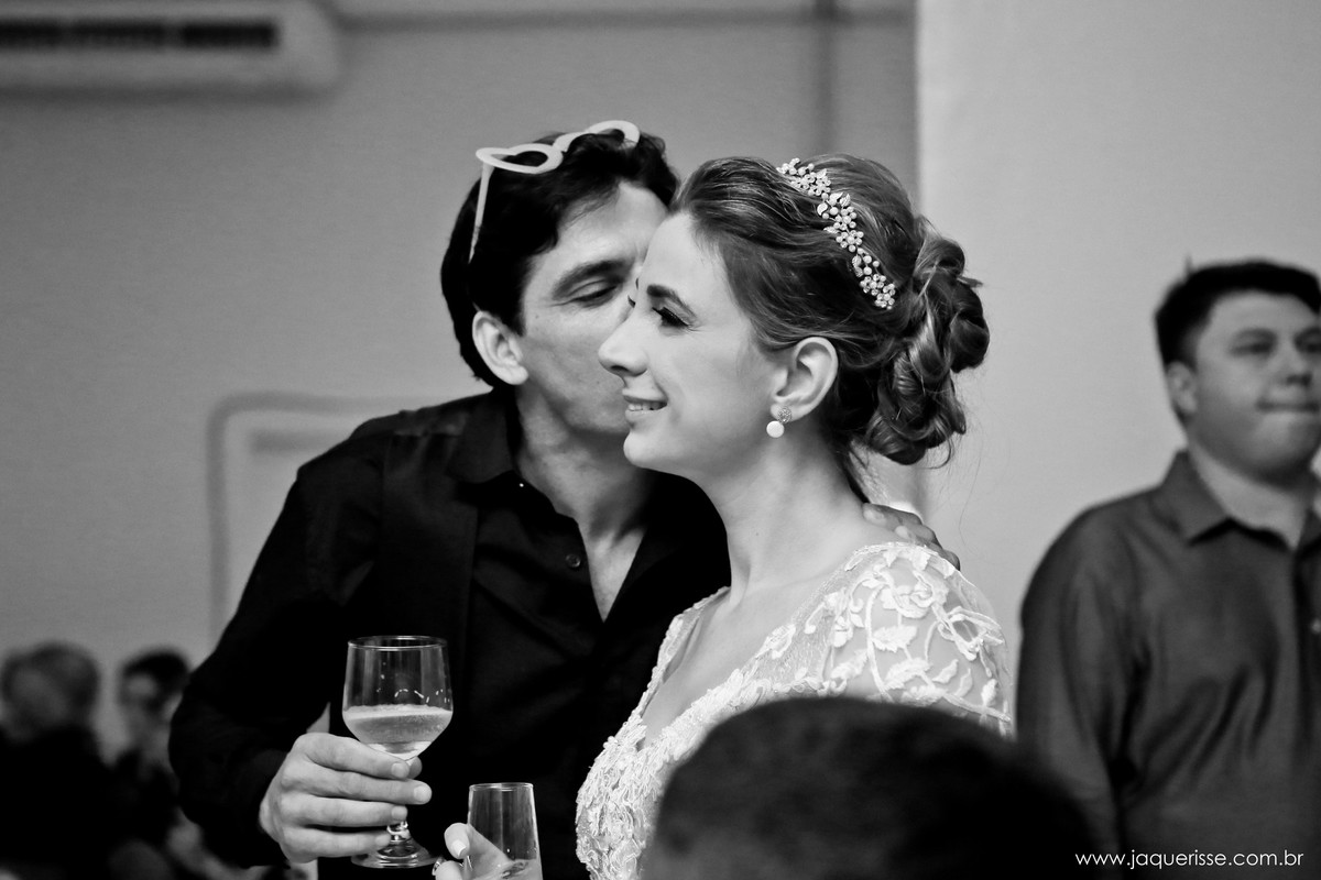 jaque risse, andre risse, estudio bebedouro, melhores fotografos, noivo beijando o rosto da noiva, noiva sorrindo