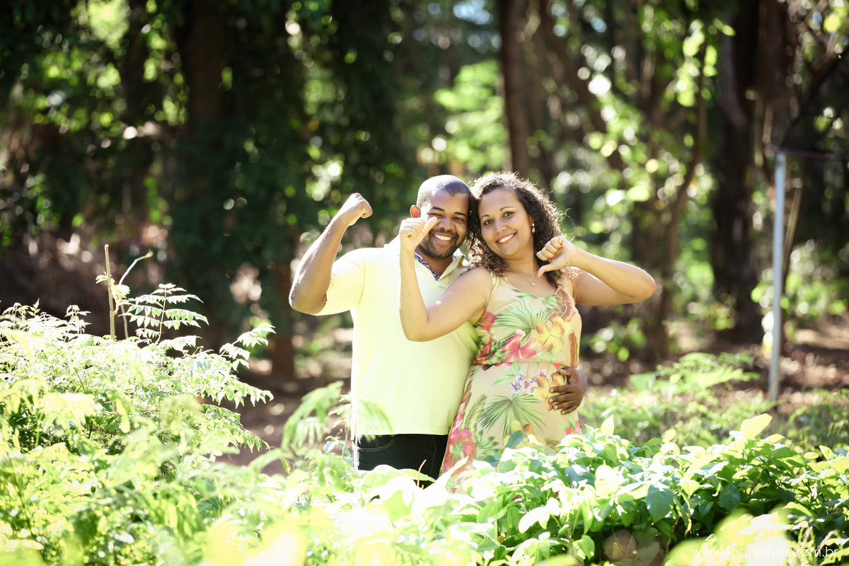 jaque risse, andre risse, estudio bebedouro, noivos no meio das plantas, sorrindo e mostrando o muque