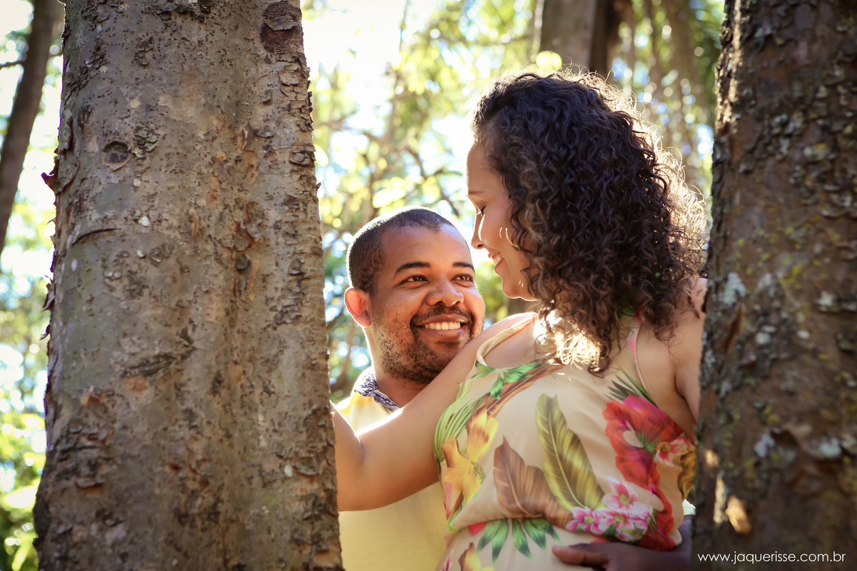 jaque risse, andre risse, estudio bebedouro, melhores fotografos, noivo olhando para sua noiva, noiva sorrindo com os olhos fechados
