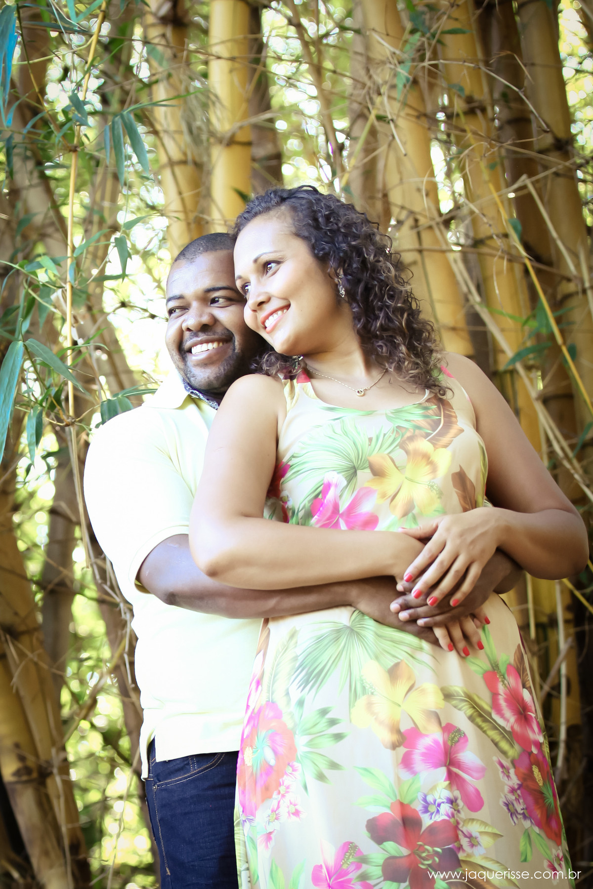 jaque risse, andre risse, estudio bebedouro, melhores fotografos, noivo abraçando sua noiva por traz, ambos sorrindo