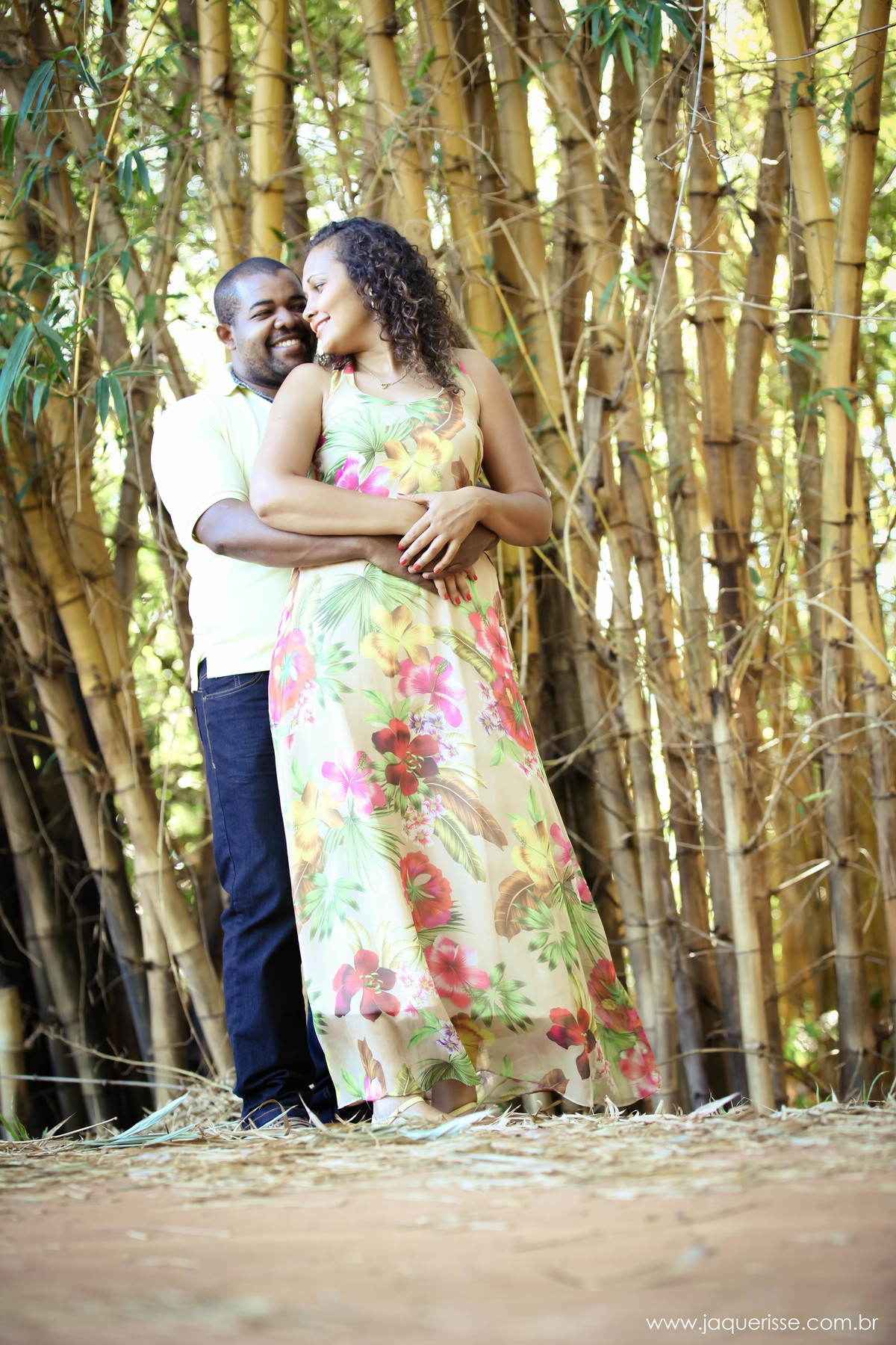 jaque risse, andre risse, estudio bebedouro, melhores fotografos, noivo abraçando sua noiva por traz, eles se olhando e sorrindo