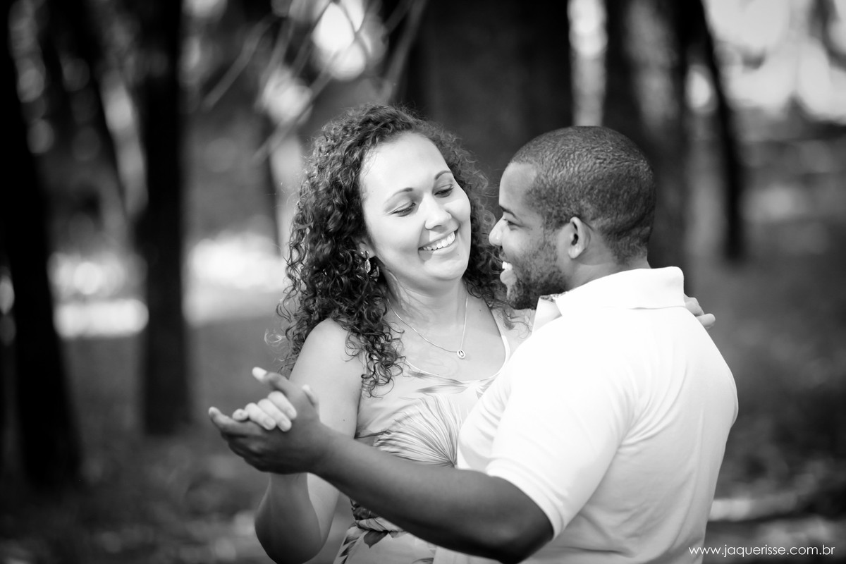 jaque risse, andre risse, estudio bebedouro, melhores fotografos, noivos dançando e sorrindo