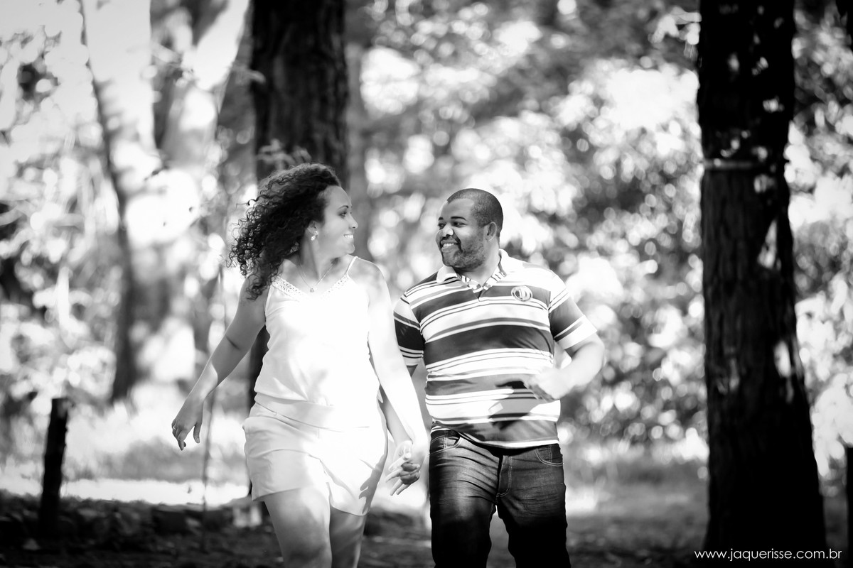 jaque risse, andre risse, estudio bebedouro, melhores fotografos, noivos se olhando e correndo, com um lindo sorriso
