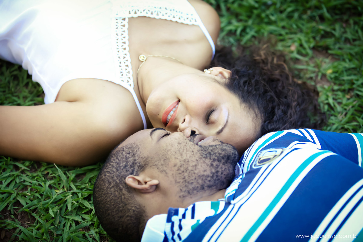 jaque risse, andre risse, estudio bebedouro, melhores fotografos, noivos deitados na grama, encostando rosto com rosto, e seus olhos fechados