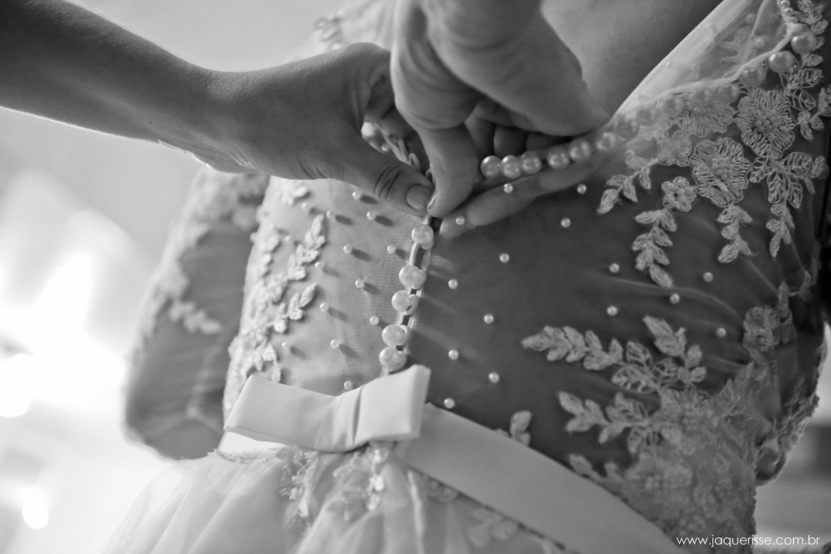 jaque risse, andre risse, estudio bebedouro, melhores fotografos, abotoando o vestido da noiva