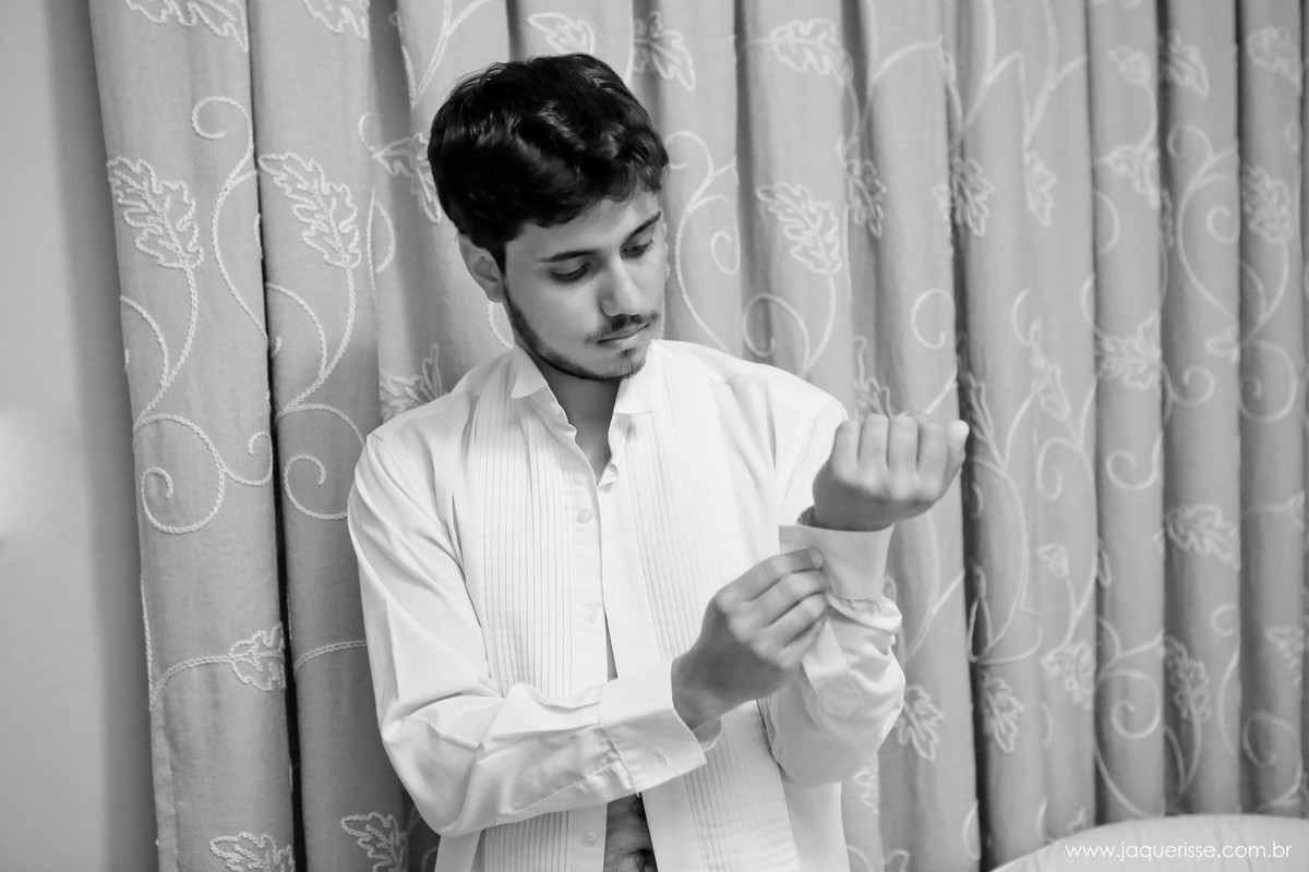 jaque risse, andre risse, estudio bebedouro, melhores fotografos, noivo vestindo a camisa