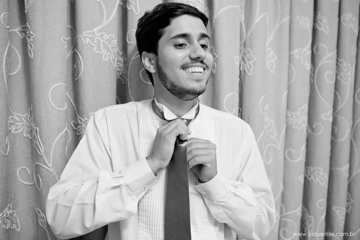 jaque risse, andre risse, estudio bebedouro, melhores fotografos, noivo colocando a gravata e sorrindo