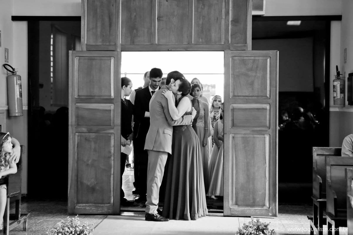 jaque risse, andre risse, estudio bebedouro, melhores fotografos, noivo abraçando sua mae na entrada da igreja