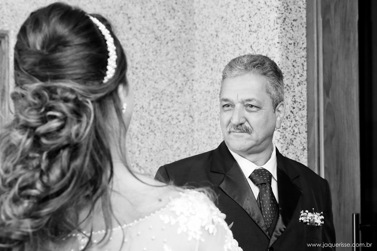 jaque risse, andre risse, estudio bebedouro, melhores fotografos, pai da noiva a olhando antes do casamento