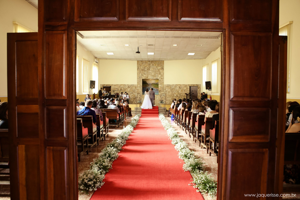 jaque risse, andre risse,estudio bebedouro, melhores fotografos, noivos no altar, tapete vermelho, decoraçao ao lado e convidados