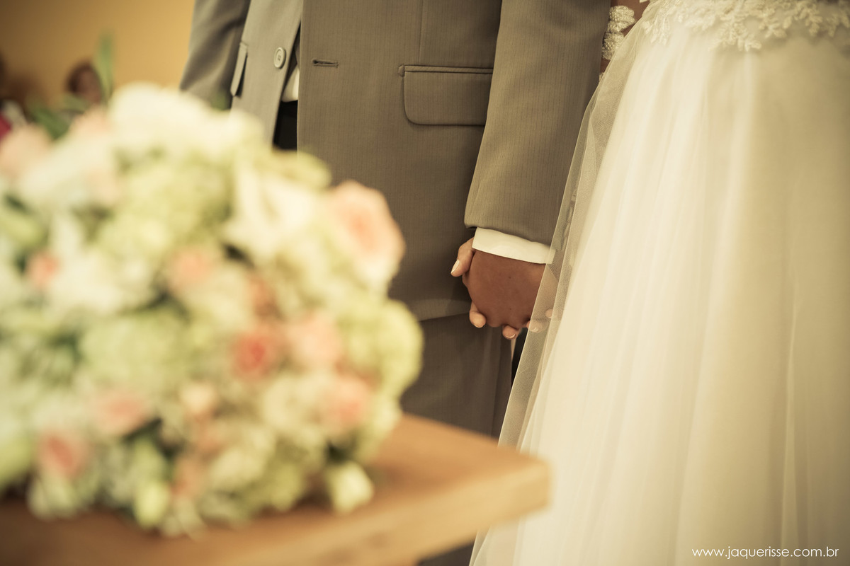 jaque risse, andre risse, estudio bebedouro, melhores fotografos, noivos de maos dadas no altar, buque da noiva