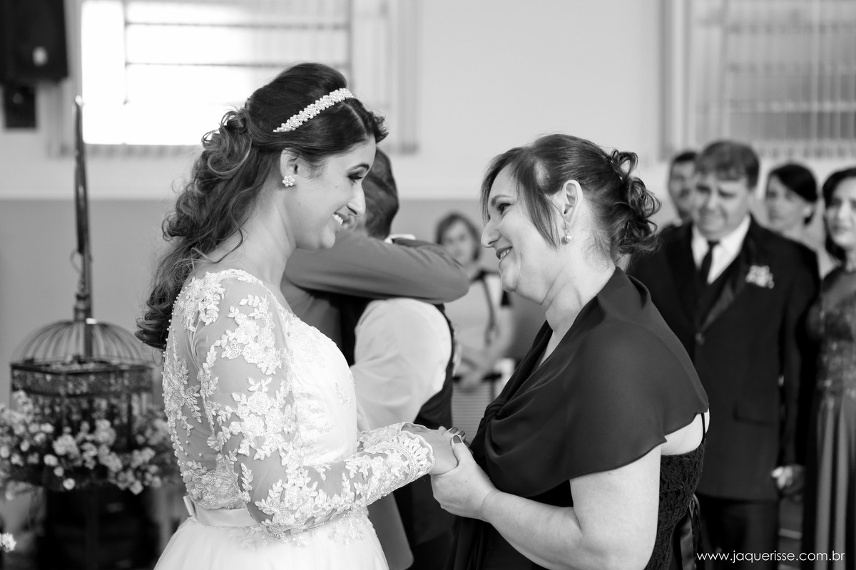 jaque risse, andre risse, estudio bebedouro, melhores fotografos, noiva comprimentando sua tia, ambas felizes