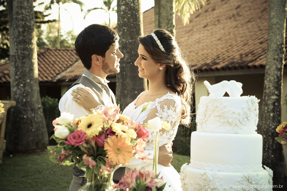 jaque risse, andre risse, estudio bebedouro, melhores fotografos, noivos se olhando e abraçados, vasos de flores e bolo ao redor deles