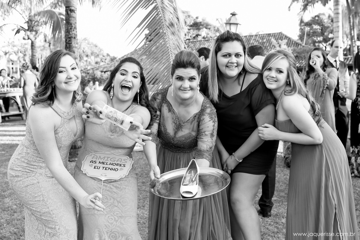 jaque risse, andre risse, estudio bebedouro, melhores fotografos,  mae, amiga e madrinhas da noiva passando o sapato