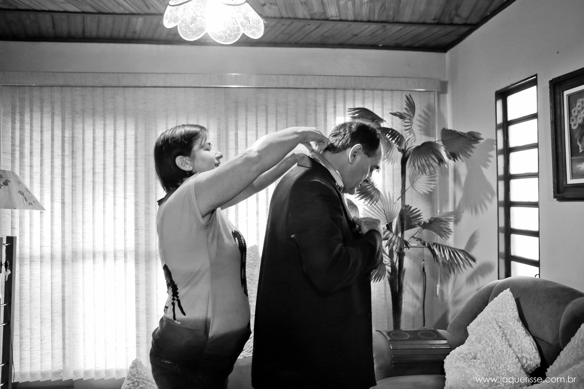 jaque risse, andre risse, estudio bebedouro, melhores fotografos, irma do noivo ajudando ele a se arrumar