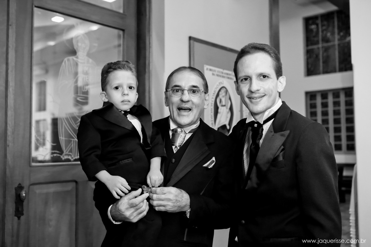 jaque risse, andre risse, estudio bebedouro, melhores fotografos, noivo com seu filho e com seu neto, na porta da igreja