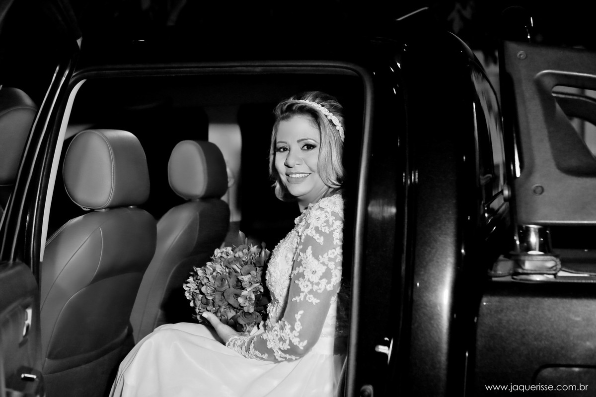 jaque risse e andre risse, estudio bebedouro, melhores fotografos, noiva sentada no carro, sorrindo, com seu buque na mao