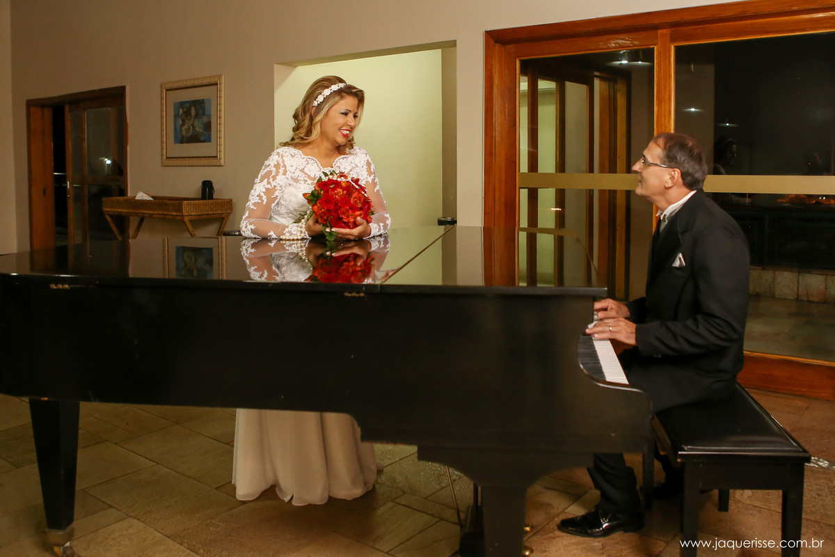 jaque risse, andre risse, estudio bebedouro, melhores fotografos, noivo tocando piano, olhando e sorrindo para sua noiva, noiva olhanpo para seu noivo apoiada no piano com seu buque