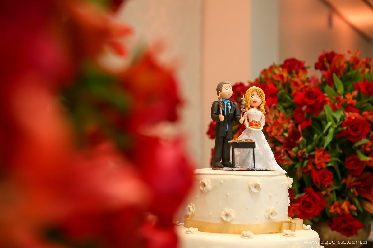 jaque risse, andre risse, estudio bebedouro, melhores fotografos, noivinhos em cima do bolo, e arranjos de flores ao lado