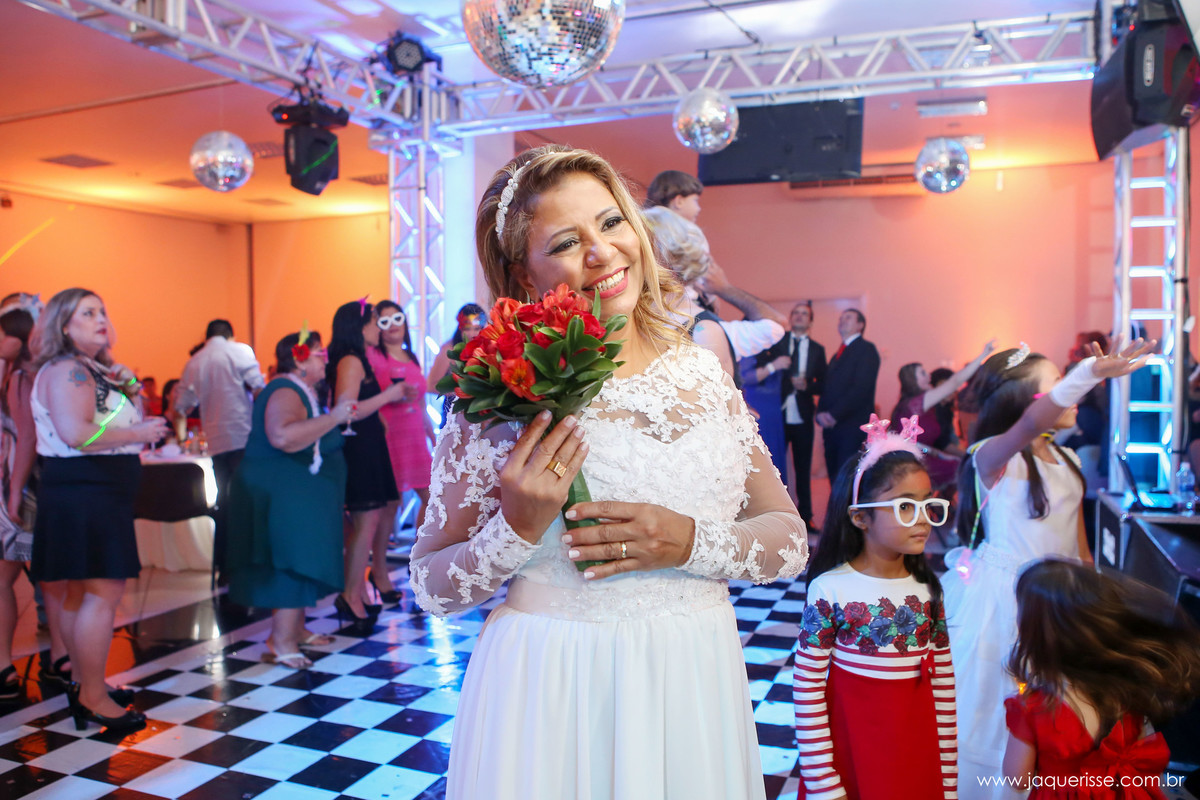 jaque risse, andre risse, estudio bebedouro, melhores fotografos, noiva se preparando para jogar o buque