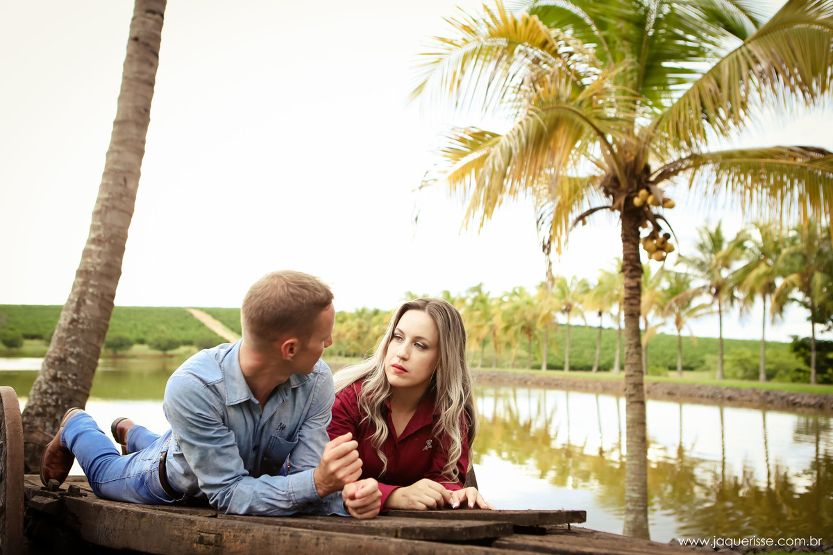 jaque risse, andre risse, estudio bebedouro, melhores fotografos, Casal em cima da carroça com lago no fundo- Monte Azul Paulista SP