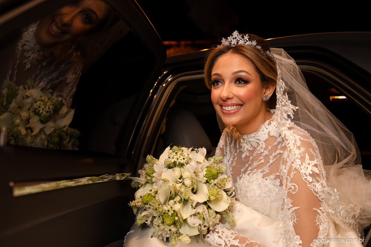 noiva descendo do carro para entrar na igreja fotografada pela jaque risse em bebedouro sp