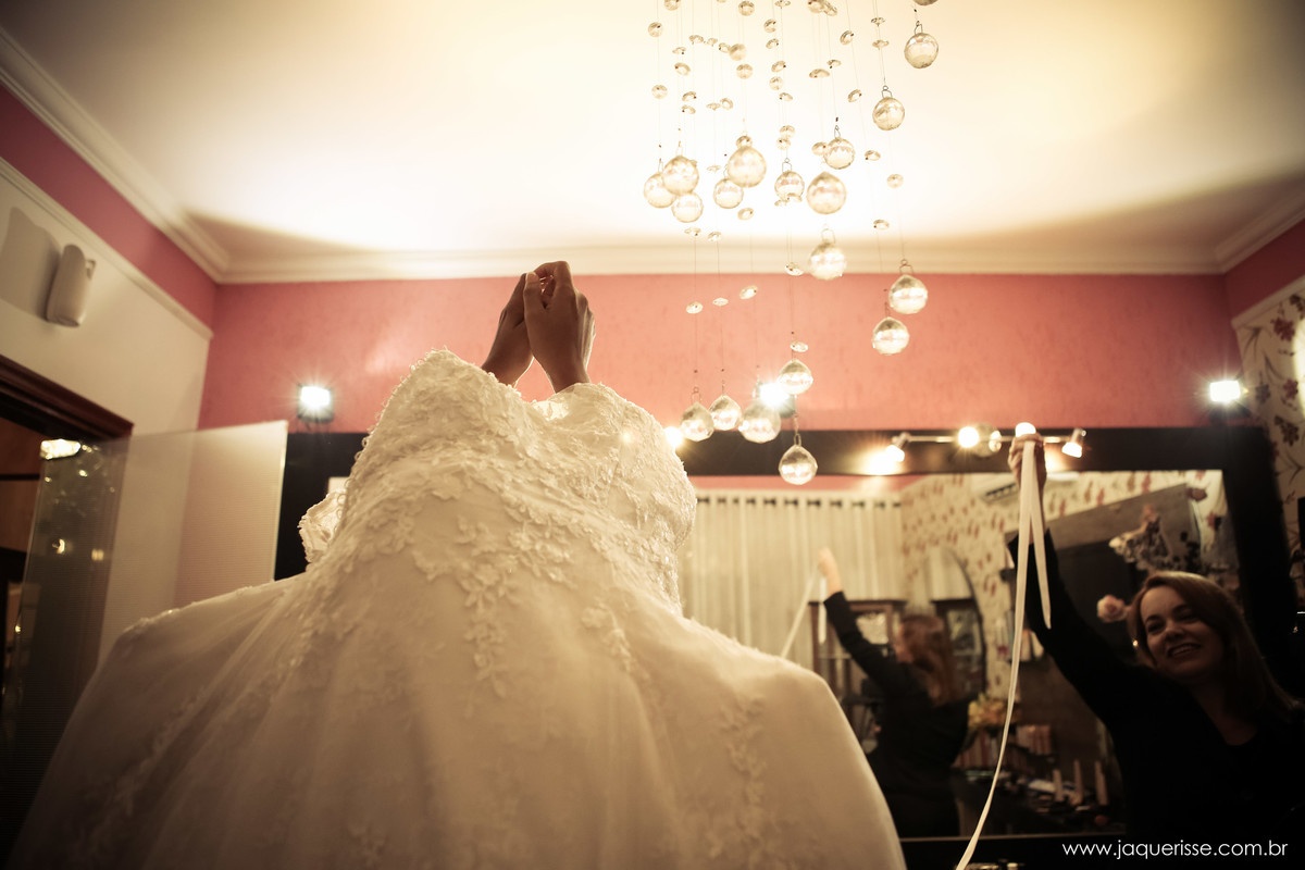 jaque risse, andre risse, estudio bebedouro, melhores fotografos, noiva se vestindo com lustre