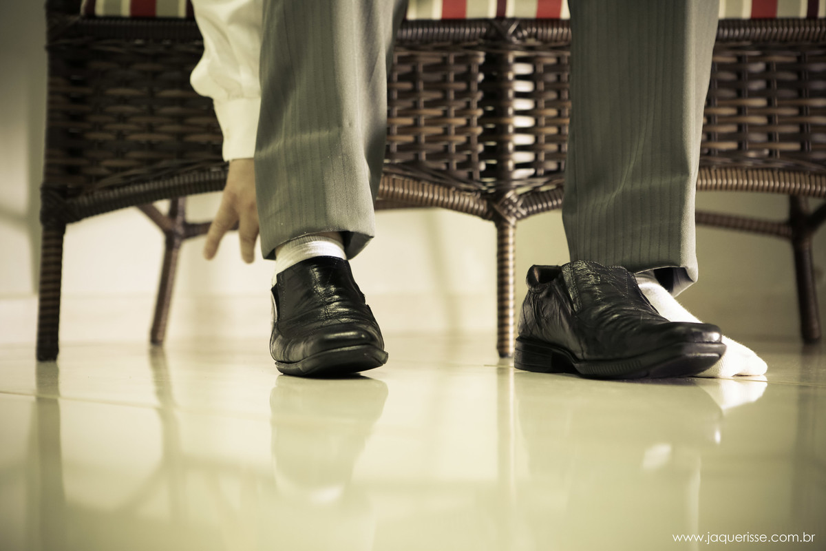jaque risse, andre risse, estudio bebedouro, melhores fotografos, noivo colocando os sapatos