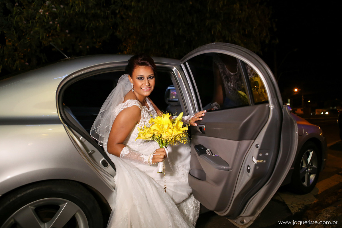 jaque risse, andre risse, estudio bebedouro, melhores fotografos, noiva no carro com bouquet amarelo