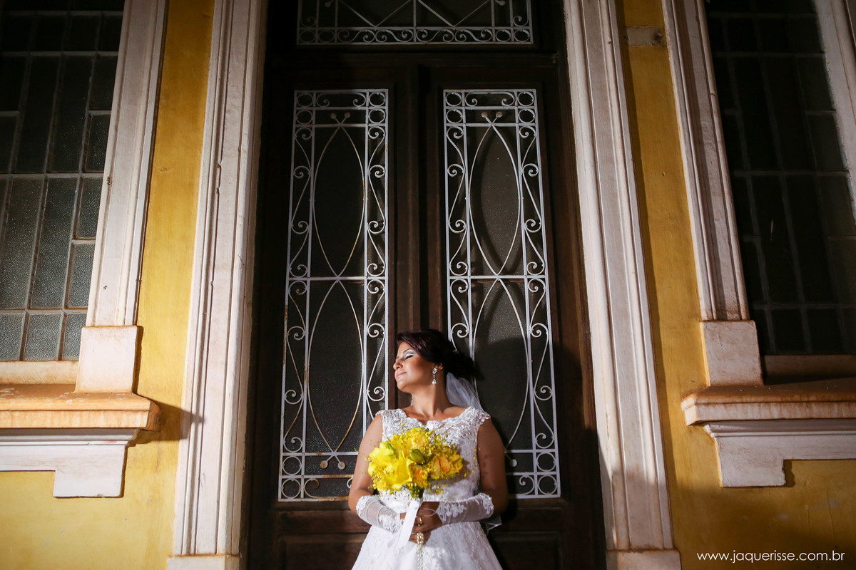 jaque risse, andre risse, estudio bebedouro, melhores fotografosnoiva em porta antiga com bouquet amarelo