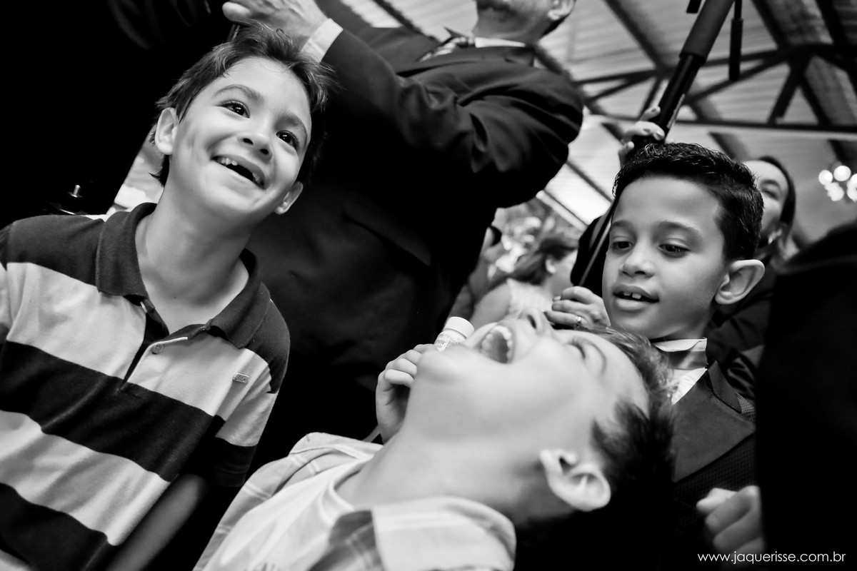 jaque risse, andre risse, estudio bebedouro, melhores fotografos, crianças brincando no casamento em bebedouro sp