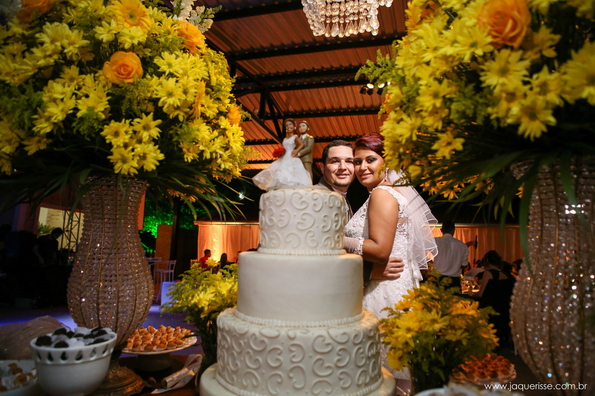 jaque risse, andre risse, estudio bebedouro, melhores fotografos, noivos na mesa de bolo em bebedouro sp