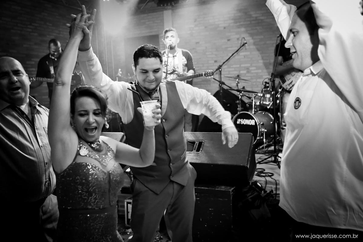 jaque risse, andre risse, estudio bebedouro, melhores fotografos, noivo dançando em bebedouro sp