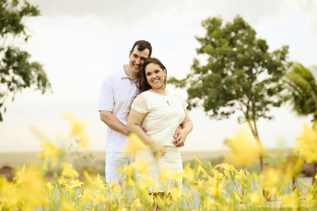 jaque risse, andre risse, estudio bebedouro, melhores fotografos,casal no meio de flores amarelas parque ecologico sertaozinho sp