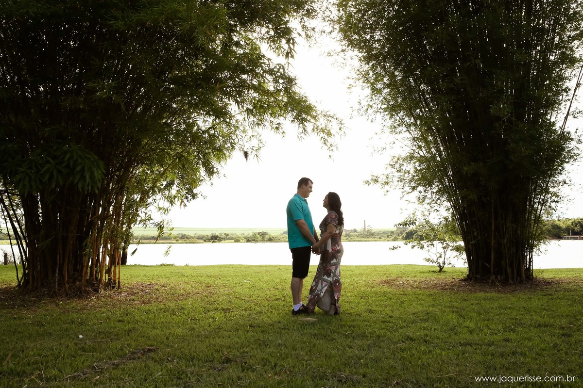 jaque risse, andre risse, estudio bebedouro, melhores fotografos,casal se olhando perto do lago parque ecologico sertaozinho sp